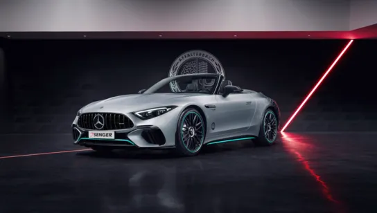 Silberner Mercedes AMG SL 63 4MATIC+ in Front-Seitenansicht