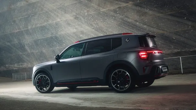 Ein grauer smart #5 BRABUS steht zwischen dunklen Steinwänden.