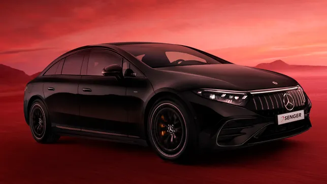 Mercedes-AMG EQS schwarz lackiert Frontansicht vor roter Wüste
