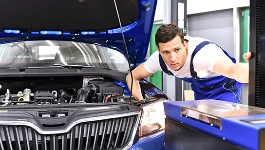 Auto Scheinwerfer werden in Werkstatt geprüft