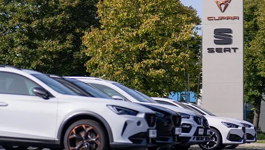 Gebrauchtwagen von SEAT und CUPRA stehen vor Autohaus