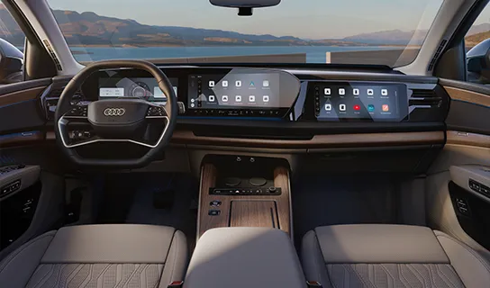 Innenraum des Audi Q7 mit digitalem Cockpit, großem zentralem Touchscreen und Beifahrerdisplay.