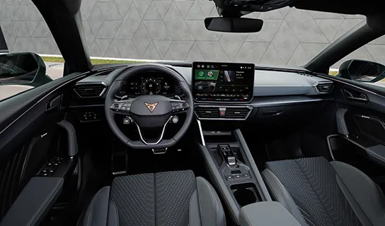 Cockpit eines CUPRA Leon Sportstourer mit multifunktionalem Lenkrad, digitalem Kombiinstrument und großem mittigem Touchscreen.
