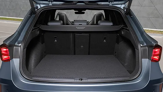 Innenraum des CUPRA Leon Sportstourer mit zwei sportlichen Vordersitzen und modernem Armaturenbrett.