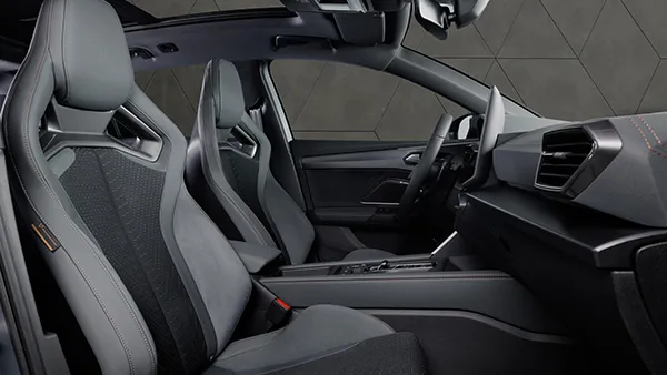 Innenraum eines CUPRA Leon Sportstourer mit zwei Sportsitzen vorne und modernem Armaturenbrett.