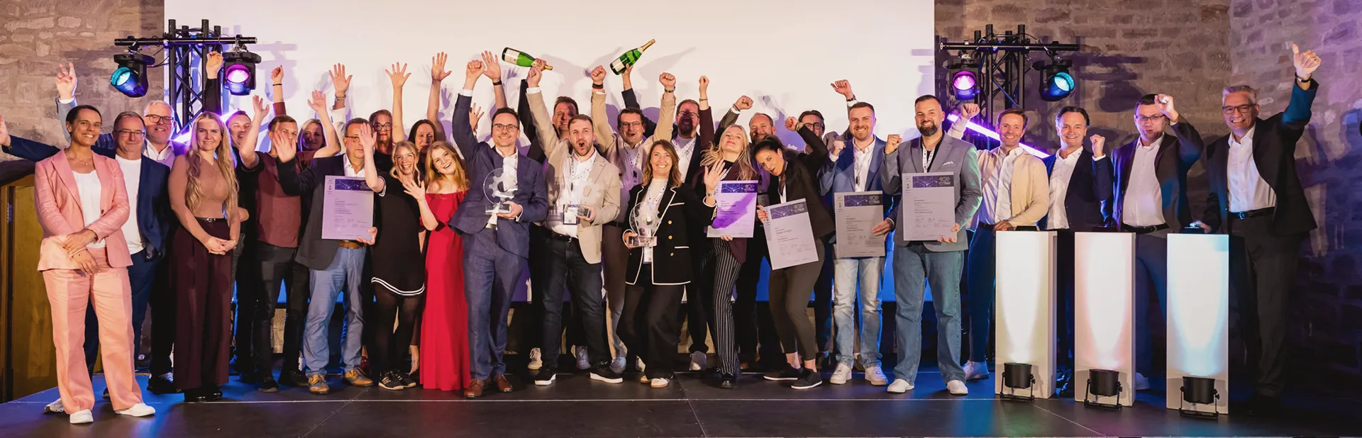Viele Menschen aus der Senger-Gruppe stehen auf einer Bühne und bekommen den Automotive Business Award 2026 in der Kategorie Digitalisierung verliehen.
