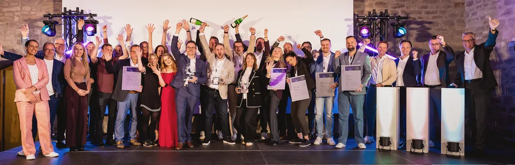 Viele Menschen aus der Senger-Gruppe stehen auf einer Bühne und bekommen den Automotive Business Award 2026 in der Kategorie Digitalisierung verliehen.