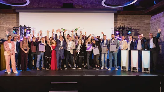 Viele Menschen aus der Senger-Gruppe stehen auf einer Bühne und bekommen den Automotive Business Award 2026 in der Kategorie Digitalisierung verliehen.