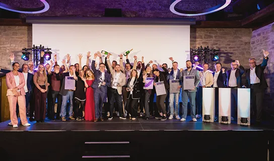 Viele Menschen aus der Senger-Gruppe stehen auf einer Bühne und bekommen den Automotive Business Award 2026 in der Kategorie Digitalisierung verliehen.