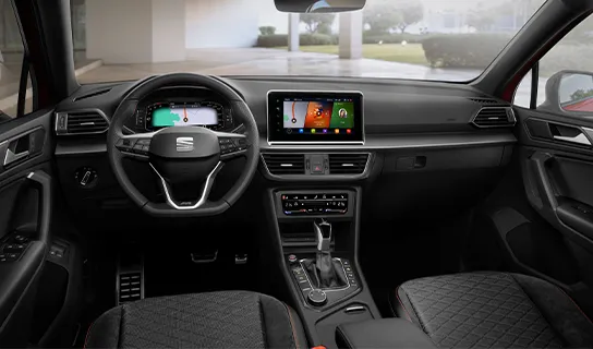 Das Cockpit eines SEAT Tarraco mit digitalem Kombiinstrument, mittig angeordnetem Touchscreen und schwarzen Sitzen.