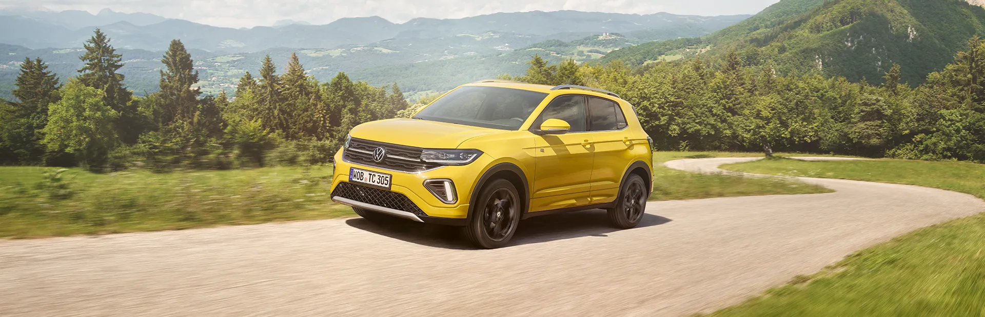 Ein gelber VW T-Cross fährt auf einer Straße