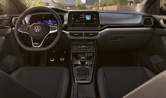 Innenraum eines Volkswagen T-Cross mit Lenkrad, digitalem Kombiinstrument und mittig angeordnetem Touchscreen