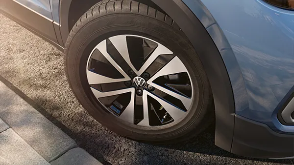 Nahaufnahme eine VW T-Cross Felge und dem VW-Logo in der Mitte.