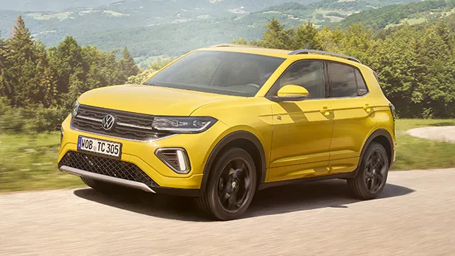 Ein gelber VW T-Cross fährt auf einer Straße
