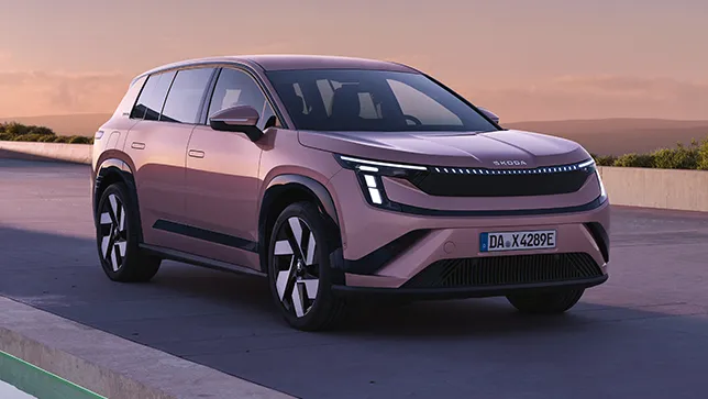 Škoda Peaq mit markanter Frontansicht und LED-Lichtleiste auf Straße vor Landschaft.