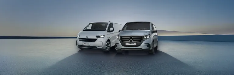 Ein weißer VW Transporter und ein silberner Mercedes-Benz Transporter stehen nebeneinander auf einer hellen Fläche vor hellem Hintergrund.