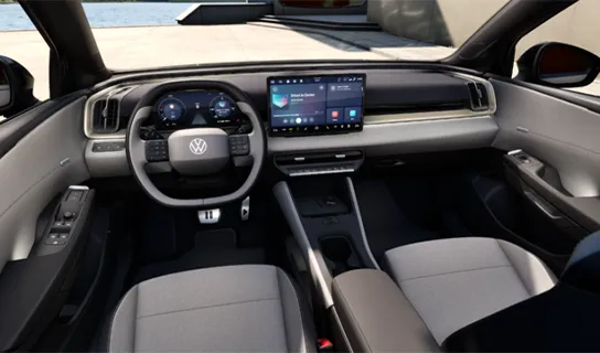 Das Cockpit eines VW ID. Cross mit digitalem Kombiinstrument, mittig montiertem Touchscreen und zweifarbigen Sitzen in Grau und Schwarz.