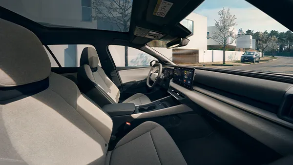 Der Innenraum eines VW ID. Cross mit modernen zweifarbigen Sitzen, großem Touchscreen in der Mitte und Panoramadach.