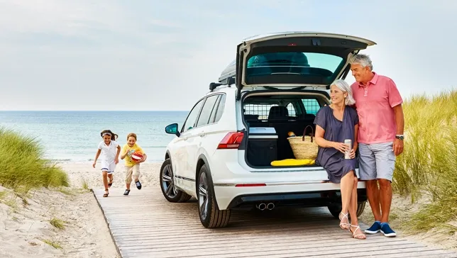 Familie reist mit einem SUV an den Strand