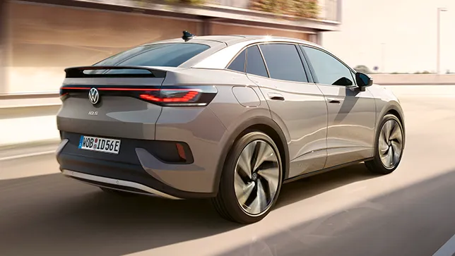 Heckansicht eines grauen VW ID.5 mit markanten Rückleuchten und aerodynamischen Felgen auf einer Straße.