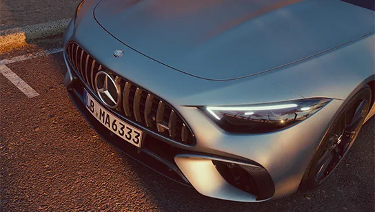 Kühlergrill und Front des Mercedes SL in silber