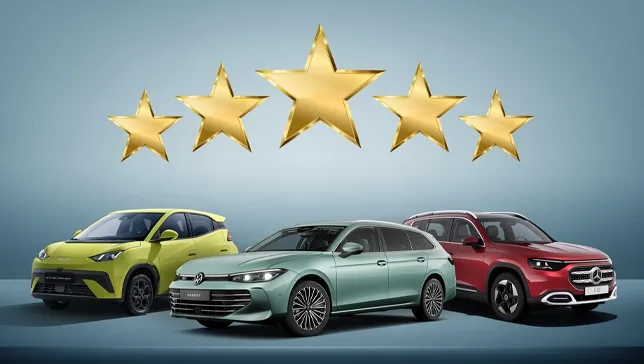 3 Autos mit 5 Sternen drüber stehen vor einem blauen Hintergrund