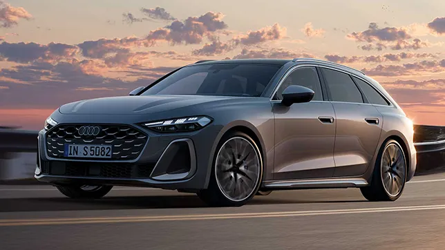 Ein dunkelgrauer Audi S3 Sportback fährt auf einer Landstraße