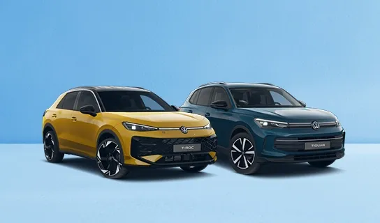 Ein gelber VW T-Roc und ein dunkelblauer VW Tiguan stehen nebeneinander vor einem blauen Hintergrund.