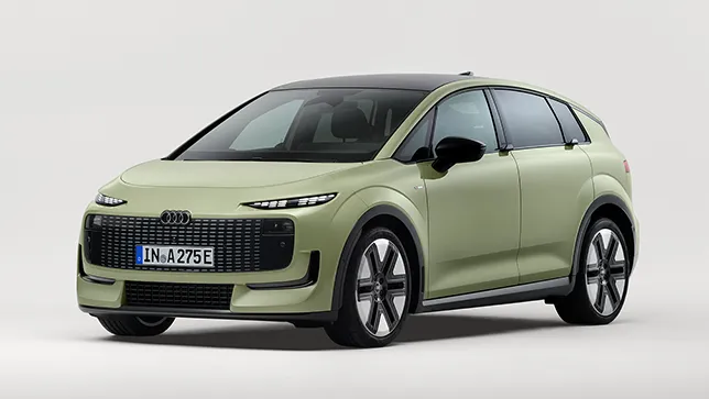 Ein Audi A2 e-tron in pistaziengrün mit markanter Front und schwarzem Dach steht auf einer hellen Fläche.