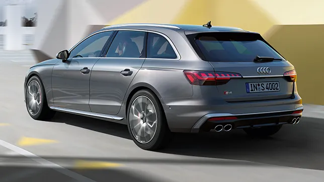 Heckansicht eines silberfarbenen Audi S4 vor einem gelben Hintergrund